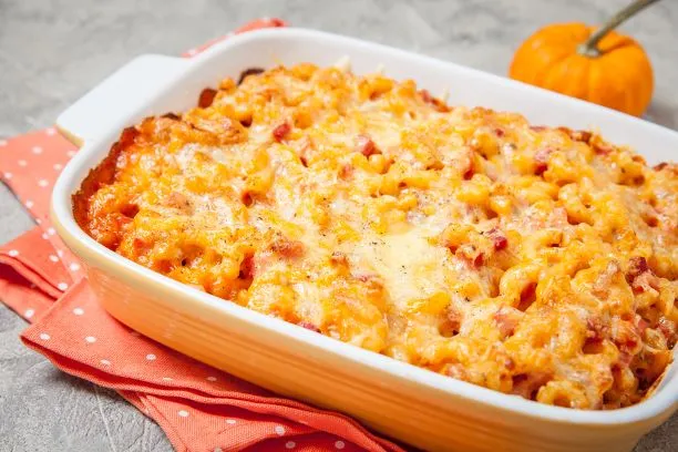 Kürbis Mac and Cheese Mac and Cheese, der beliebte Klassiker aus Amerika