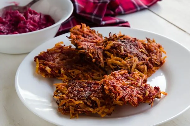 Rote Bete Rösti Mit Kartoffel werden diese rote Bete Rösti als Beilage oder Vorspeise genossen