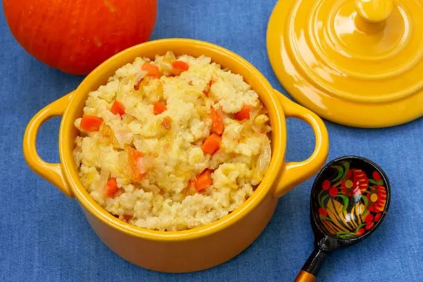Hirsebrei mit Kürbis und Zwiebeln Kürbis und Hirse ist die perfekte Mischung für eine gesunde Mahlzeit