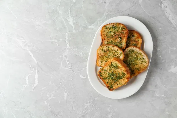 Kräutertoast Ein Kräutertoast schmeckt ideal zu saftigen Fleischgerichten oder Gulasch