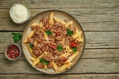 Penne al Ragu So schnell hat man eine wirklich originelle italienische Pasta auf dem Tisch