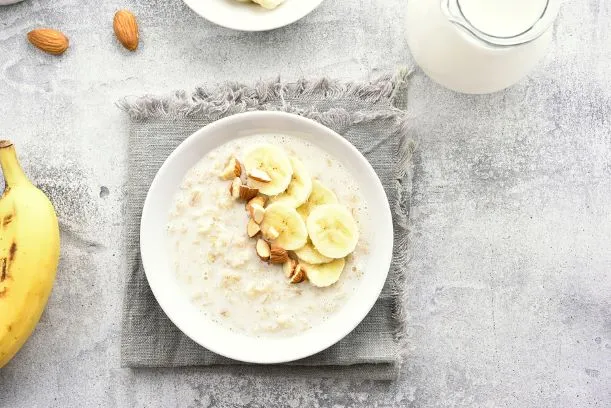Porridge mit Bananen und Mandeln Porridge Mit Bananen Und Mandeln