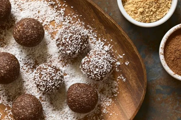 Rumkugeln Omas Rumkugeln sind sehr beliebt für den Keksteller zu Weihnachten