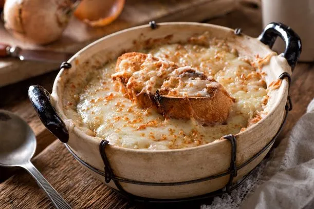 Zwiebelsuppe Eine französische Zwiebelsuppe mit Käsebrötchen