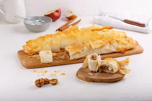 Apfelstrudel mit Nüssen Apfelstrudel Mit Nüssen