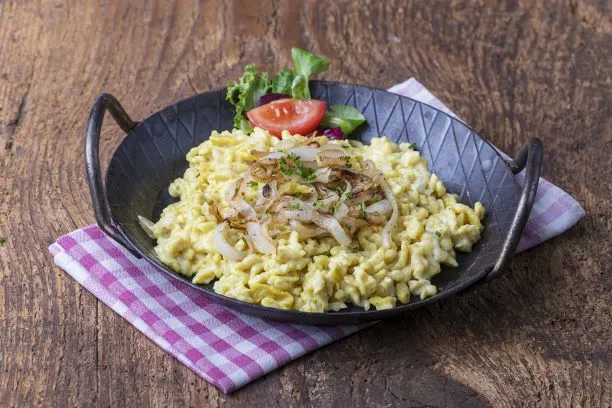 Bayrische Käsespätzle beliebte bayerische Spezialität aus dem Allgäu