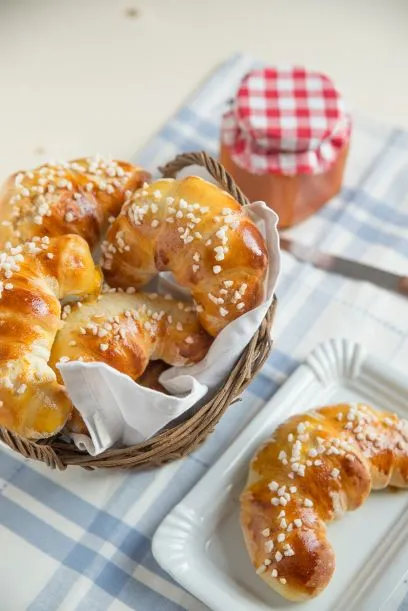 Große flaumige Kipferln aus Hefeteig Diese Kipferln aus einem flaumigen Hefeteig, werden traditionell zum Jahreswechsel gebacken.