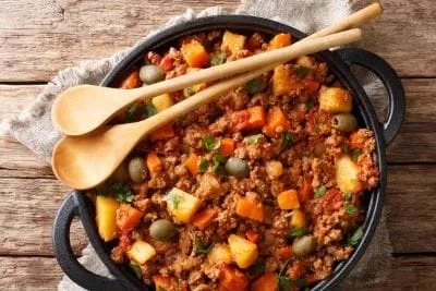 Hackpfanne mit Kartoffeln Dieser Eintopf wird aus Hackfleisch, Kartoffeln und Möhren gemacht
