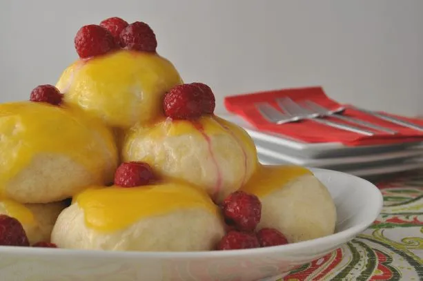 Hefeklöße mit Fruchtspiegel Die Klöße werden zum Schluss mit Himbeeren und einer Orangensauce verfeinert.