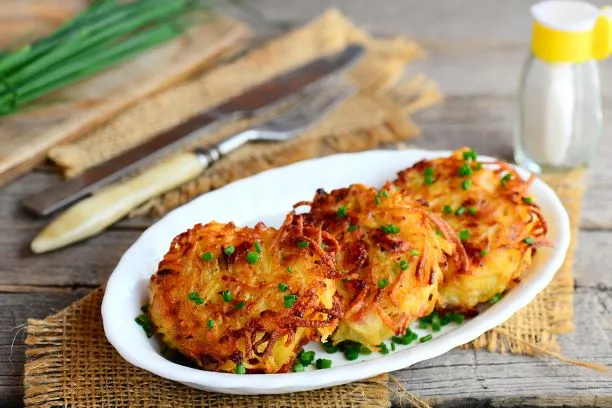 Kartoffelpuffer mit Schinken Kartoffelpuffer mit Schinken und Schmand, mit Schnittlauch garniert