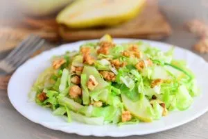 Kohlsalat mit Birne und Walnüssen