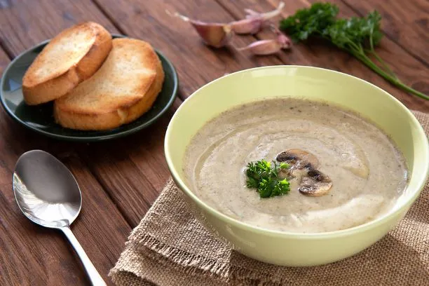 Omas Rezept für eine Champignoncremesuppe Eine cremige, zarte Vorspeise