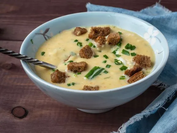 Käsesuppe mit gerösteten Brotwürfel Omas Rezept geht blitzschnell und schmeckt sehr leicht