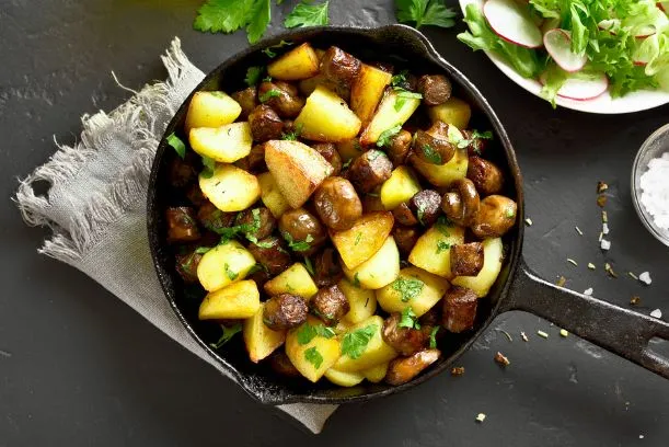 Kartoffelpfanne mit Wurst und Champignons Kartoffelpfanne Mit Wurst Und Champignons