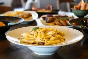 Sahnige Penne mit Speck und Champignons Ein schnelles und einfaches Nudelgericht