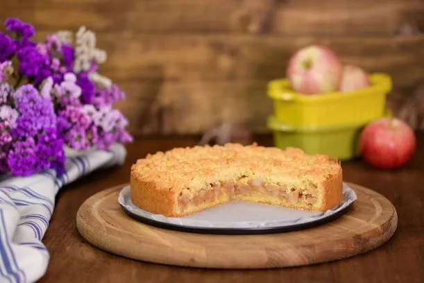 Apfelkuchen mit Streusel Omas hausgemachter Apfelkuchen mit Streusel wird mit einer Fülle aus Äpfeln und Vanillepudding zubereitet