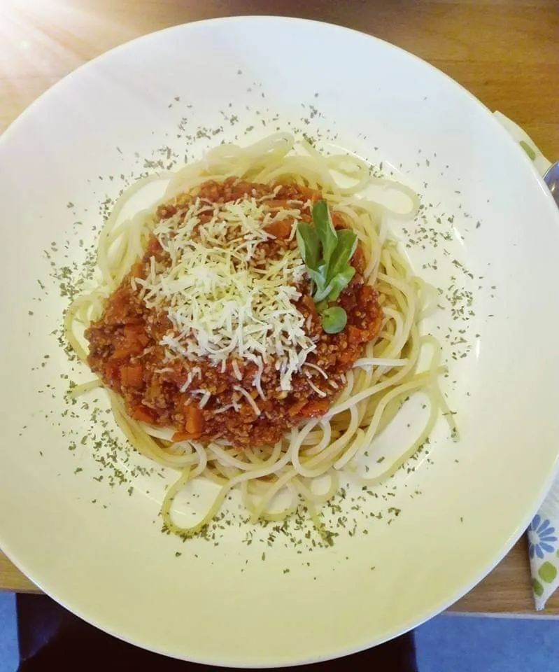 Einfache Spaghetti Bolognese Eine gute Bolognese Sauche muss mindestens 2 Stunden lang köcheln