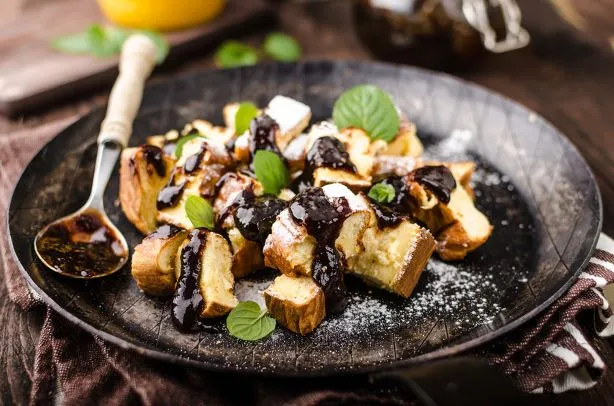 Geschnittener Kaiserschmarrn mit Pflaumenkompott Der Klassiker, wohl eine der beliebtesten Leckereien der österreichischen Küche