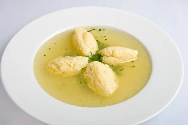 Omas Grießnockerlsuppe Und wieder hat Oma eine sehr günstige und leckere Suppe für Euch, Grießnockerlsuppe