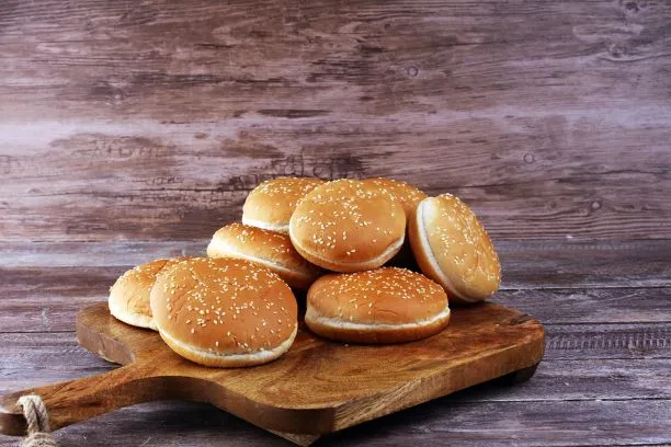 Hamburgerbrötchen selber backen Für den perfekten Burger tun wir die Hamburgerbrötchen selber backen