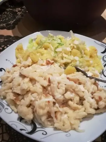 Käsespätzle mit Kartoffelsalat Kaesespaetzle Mit Kartoffelsalat