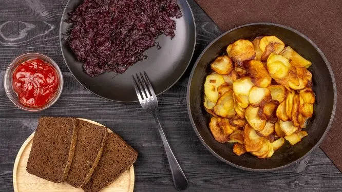 Kartoffelchips mit gedünstetem Rotkohl Kartoffelchips Mit Gedünstetem Rotkohl