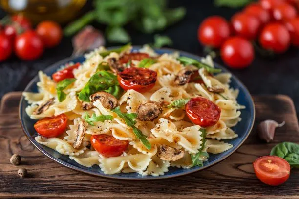 Pasta mit Tomaten und Champignons Eine leckere Pasta Variante kann man mit diesem Rezept auf den Tisch bringen