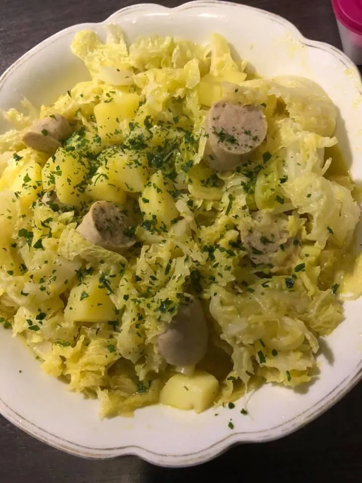 Wirsingkohl mit Kartoffeln und Bratwurst Oma Gabi verdanken wir dieses leckere Kohlrezept