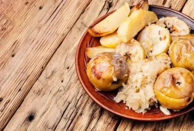 Bratäpfel mit Sauerkraut Da Apfel und Sauerkraut so gut zusammen passen gibt es heute Omas Rezept für Bratäpfel mit Sauerkraut das wirklich schnell zubereitet ist.