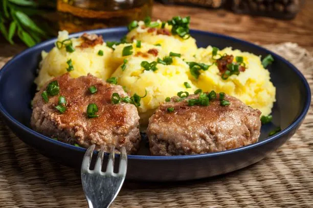 Frikadellen mit Kartoffelpüree Würzige Frikadellen mit Kartoffelpüree sind eine klassische Hausmannskost