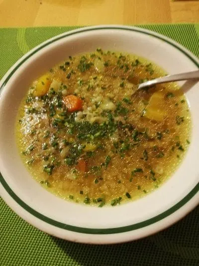 Hühnersuppe mit Wurzelgemüse Ein Allheilmittel für die ersten Erscheinungen einer Erkältung ist die gute, alte Hühnersuppe