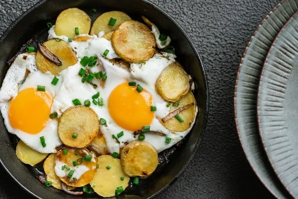 Kartoffelpfanne mit Spiegeleier Omas einfaches Rezept für eine leckere Kartoffelpfanne mit Spiegeleier