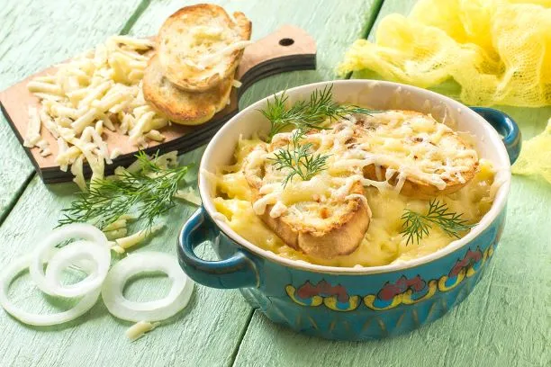 Zwiebelsuppe mit Käse überbacken Klassiker aus Frankreich, Zwiebelsuppe mit Käse überbacken