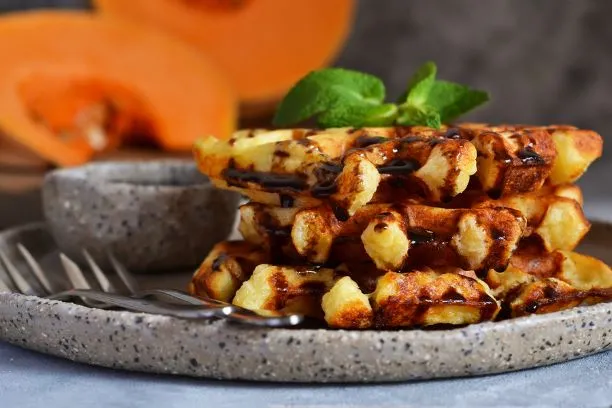 Bananenwaffeln mit Schokosauce In diesem Rezept für Bananenwaffeln mit Schokosauce wird der Waffelteig mit Bananen zubereitet