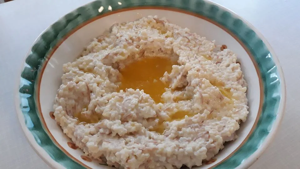 Brei aus Bulgur ein Brei aus Bulgur und Buttermilch