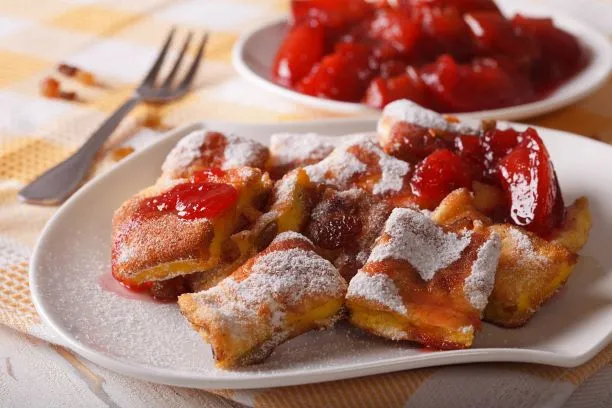 Kaiserschmarren für Anfänger mit Erdbeerröster Kaiserschmarren für Anfänger mit Erdbeerröster der kinderleicht zuzubereiten ist