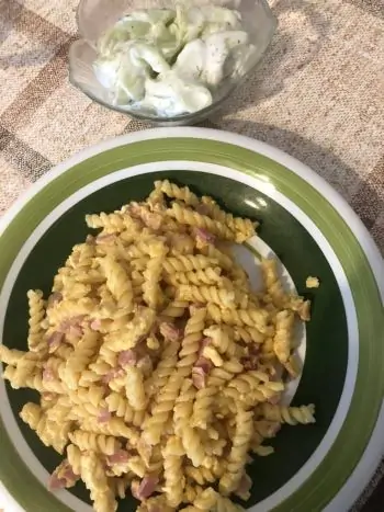 Schinkennudeln mit Gurkensalat Schinkennudeln Mit Gurkensalat