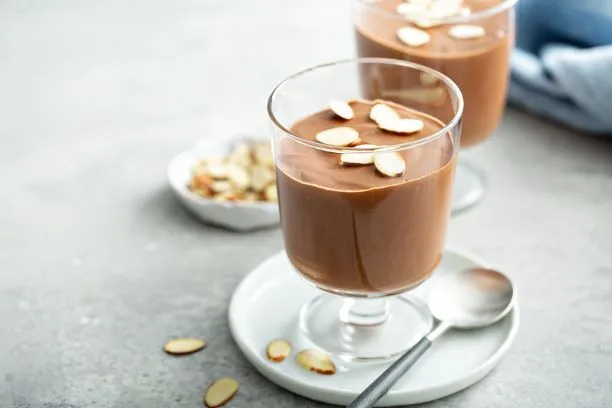 Schokoladepudding mit Mandeln Selbst gemachter Schokoladepudding mit Mandeln
