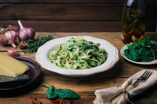 Spinat Fettuccine Eine ganz besonders leckere vegane Pasta ist die Spinat Fettuccine