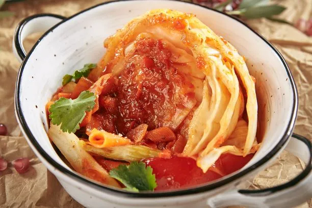 Kohlblätter in Tomatensauce Wunderschön servierte Kohlblätter in Tomatensauce mit Möhren
