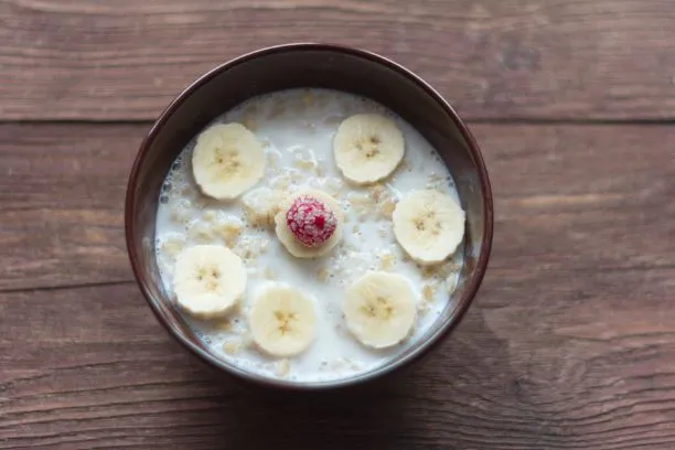 Porridge mit Banane Porridge, Haferbrei oder Oatmeal, ist ein Getreidebrei