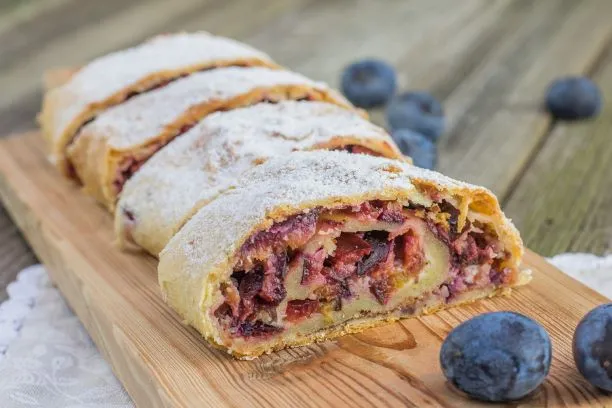 Zwetschgenstrudel nach Omas Art die Fülle wird mit gemahlenen Nüssen und mit Zimt verfeinert