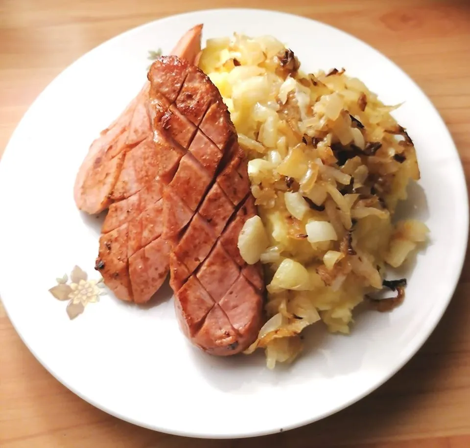 Augsburger mit Kartoffelschmarrn und geröstete Zwiebel Augsburger Mit Kartoffelschmarrn Und Geröstete Zwiebel