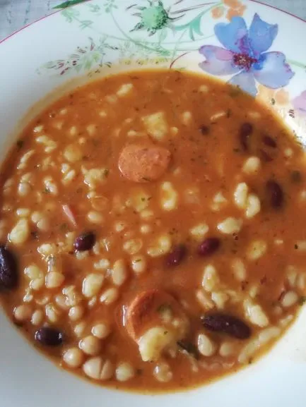 Bohnensuppe nach Omas Rezept hat einen unglaublich vollmundigen Geschmack, trotz der Einfachheit dieser leckeren Suppe