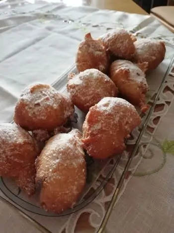 Hamburger Schmalzkuchen Hamburger Schmalzkuchen, diese kleinen fettigen Kuchen, die umhüllt von Puderzucker sind