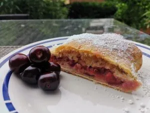 Topfenstrudel mit Kirschen Topfenstrudel Mit Kirschen