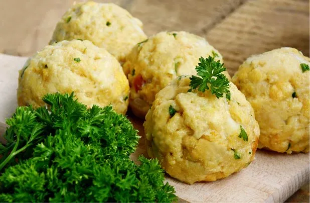 Bayrische Semmelknödel Bayrische Semmelknödel gehören zur typisch-bayerischen Hausmannskost