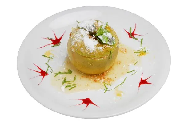 Bratapfel mit Marzipanfüllung Mit einer verführerischen Füllung aus Marzipan und Rum ist dieses leckere Bratapfel Dessert gemacht