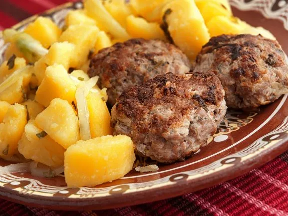 Buletten mit Kartoffelsalat Omas beliebtes Rezept für Buletten mit Kartoffelsalat