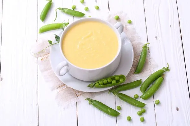 Erbsenpüreesuppe Omas feines Suppenrezept für eine Erbsenpüreesuppe mit Räucherspeck